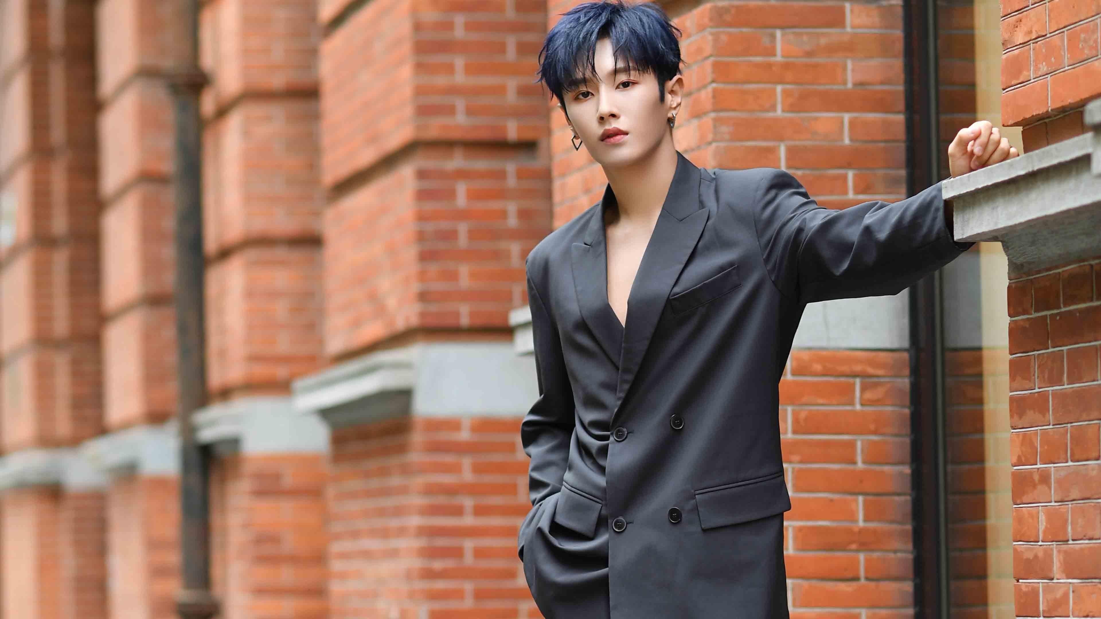 林丹线上讲座吸引上千学生在线观看，播放林丹的比赛视频